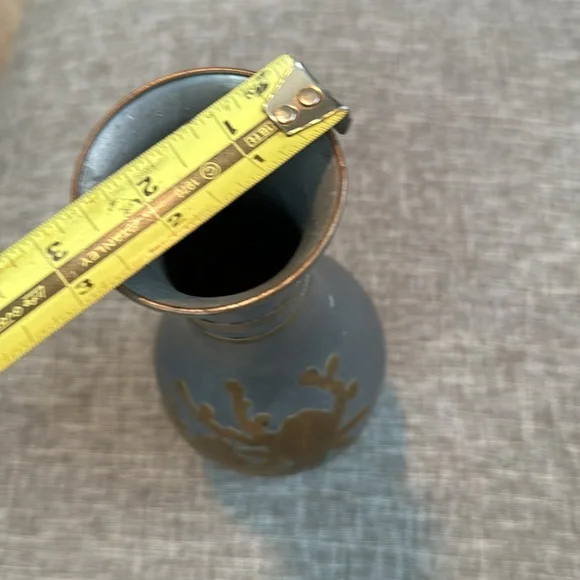 VINTAGE CHINESE / HONG KONG PURE PEWTER W/BRASS SMALL VASE crabs - Picture 9 of 10